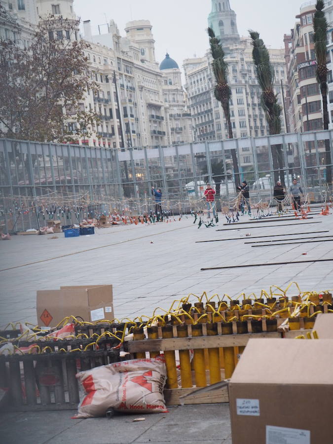 Pirotecnia Peñarroja ofrece un espectáculo clásico, contundente y completo que abre el calendario de disparos en la plaza del Ayuntamiento