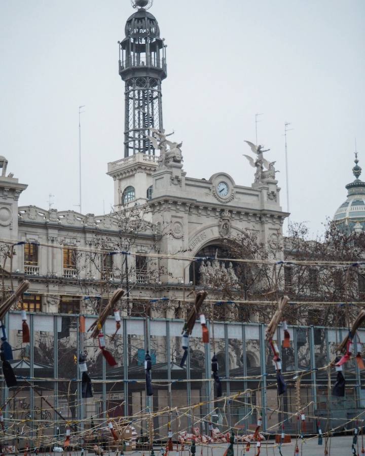 Pirotecnia Peñarroja ofrece un espectáculo clásico, contundente y completo que abre el calendario de disparos en la plaza del Ayuntamiento