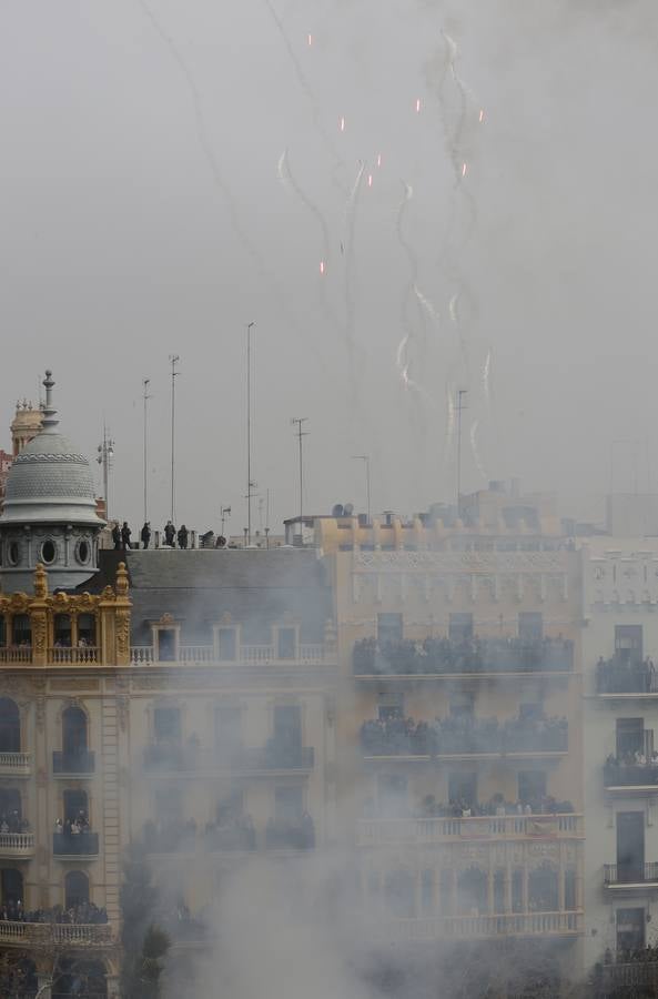 Pirotecnia Peñarroja ofrece un espectáculo clásico, contundente y completo que abre el calendario de disparos en la plaza del Ayuntamiento
