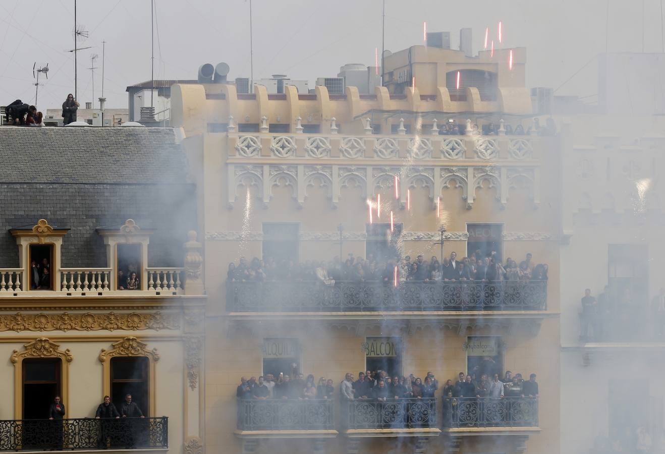Pirotecnia Peñarroja ofrece un espectáculo clásico, contundente y completo que abre el calendario de disparos en la plaza del Ayuntamiento