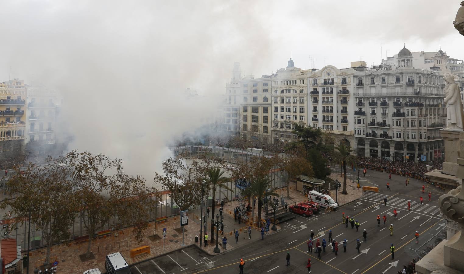 Pirotecnia Peñarroja ofrece un espectáculo clásico, contundente y completo que abre el calendario de disparos en la plaza del Ayuntamiento