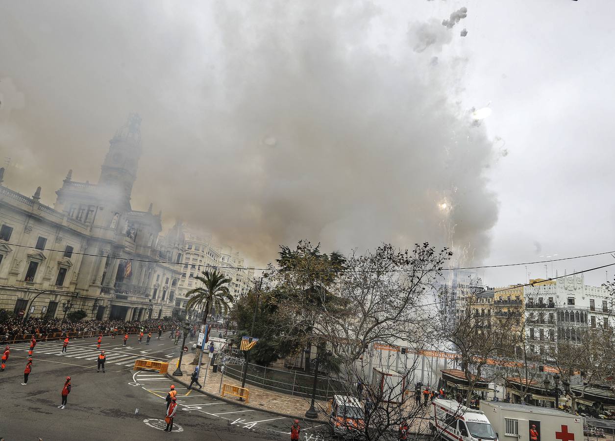 Pirotecnia Peñarroja ofrece un espectáculo clásico, contundente y completo que abre el calendario de disparos en la plaza del Ayuntamiento