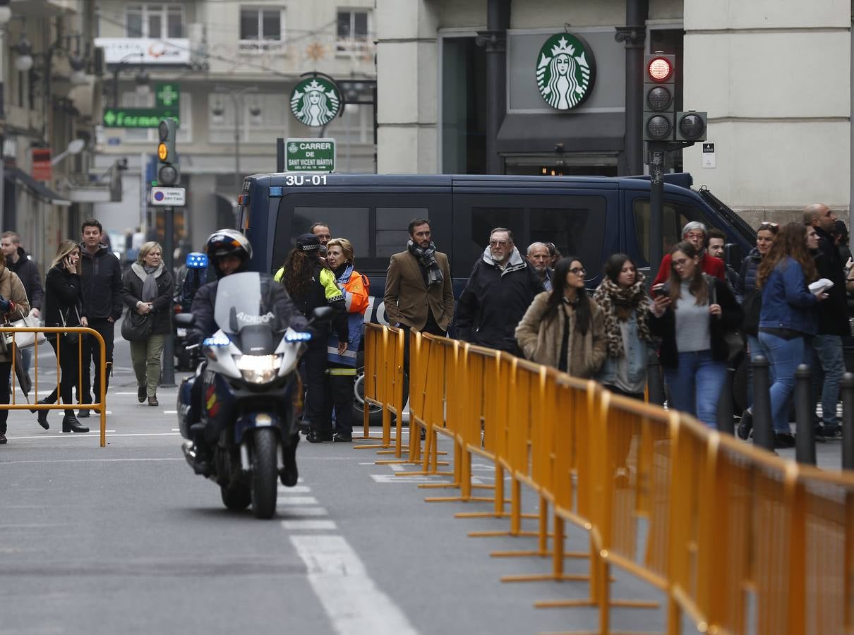 Pirotecnia Peñarroja ofrece un espectáculo clásico, contundente y completo que abre el calendario de disparos en la plaza del Ayuntamiento
