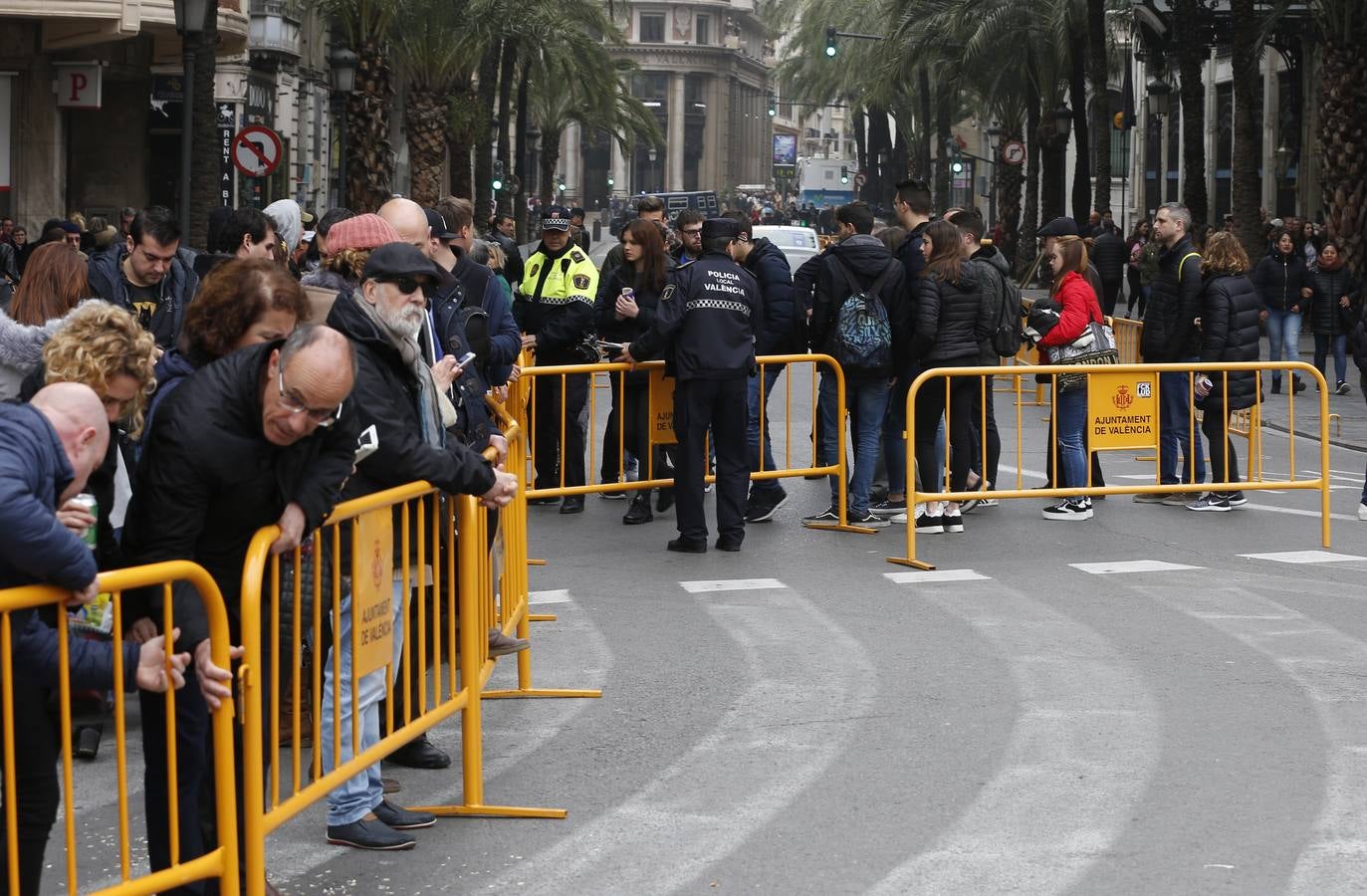 Pirotecnia Peñarroja ofrece un espectáculo clásico, contundente y completo que abre el calendario de disparos en la plaza del Ayuntamiento