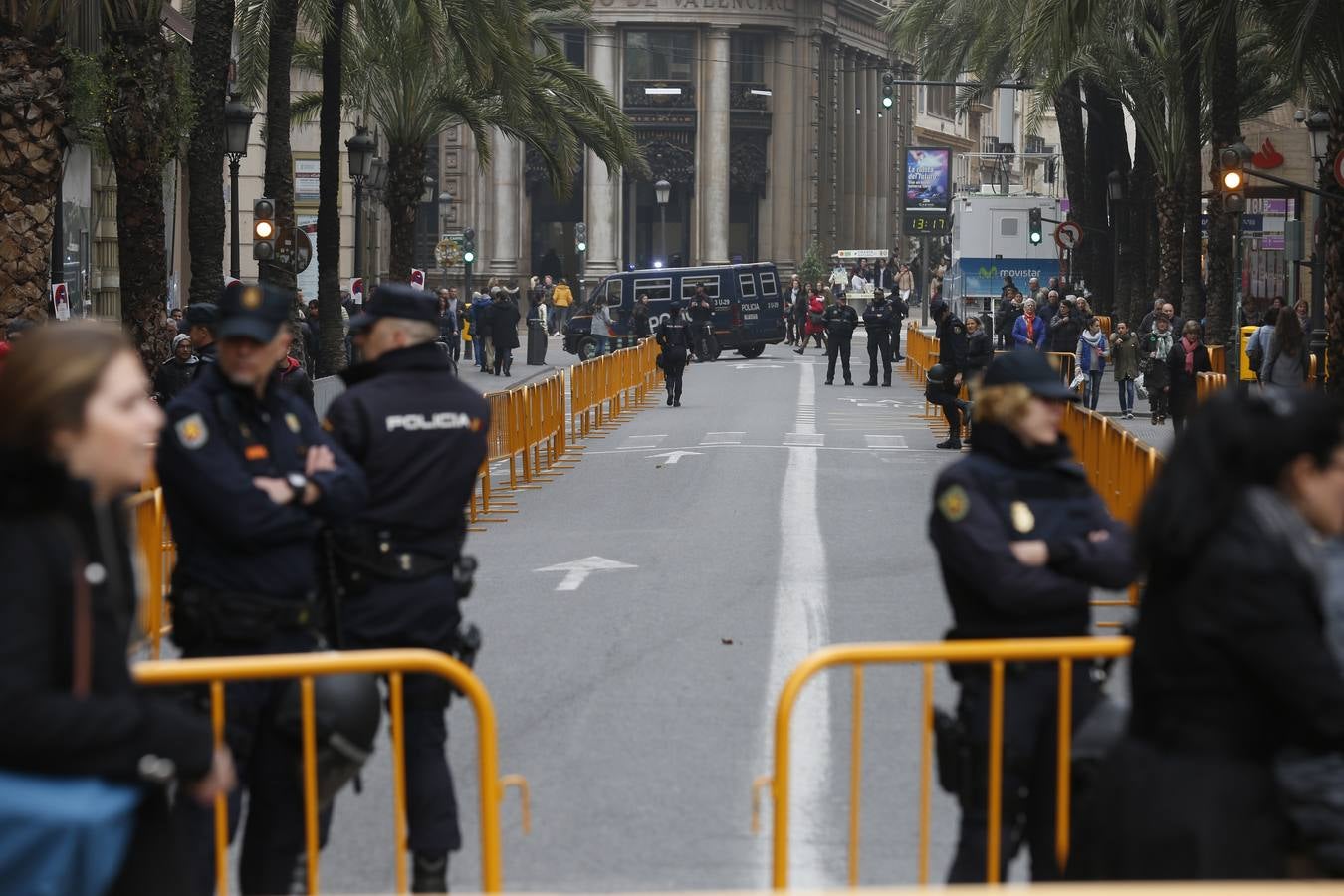 Pirotecnia Peñarroja ofrece un espectáculo clásico, contundente y completo que abre el calendario de disparos en la plaza del Ayuntamiento