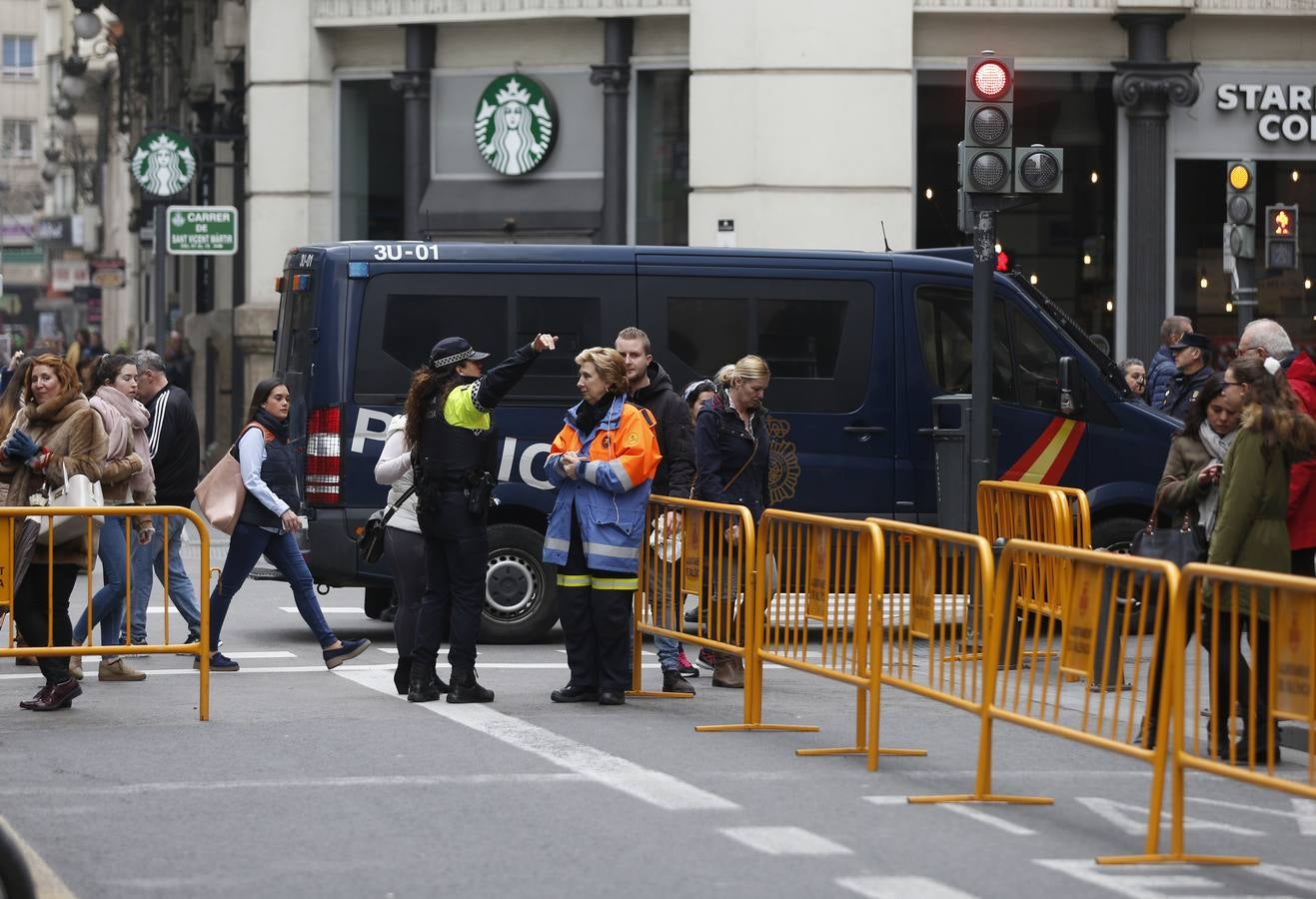 Pirotecnia Peñarroja ofrece un espectáculo clásico, contundente y completo que abre el calendario de disparos en la plaza del Ayuntamiento