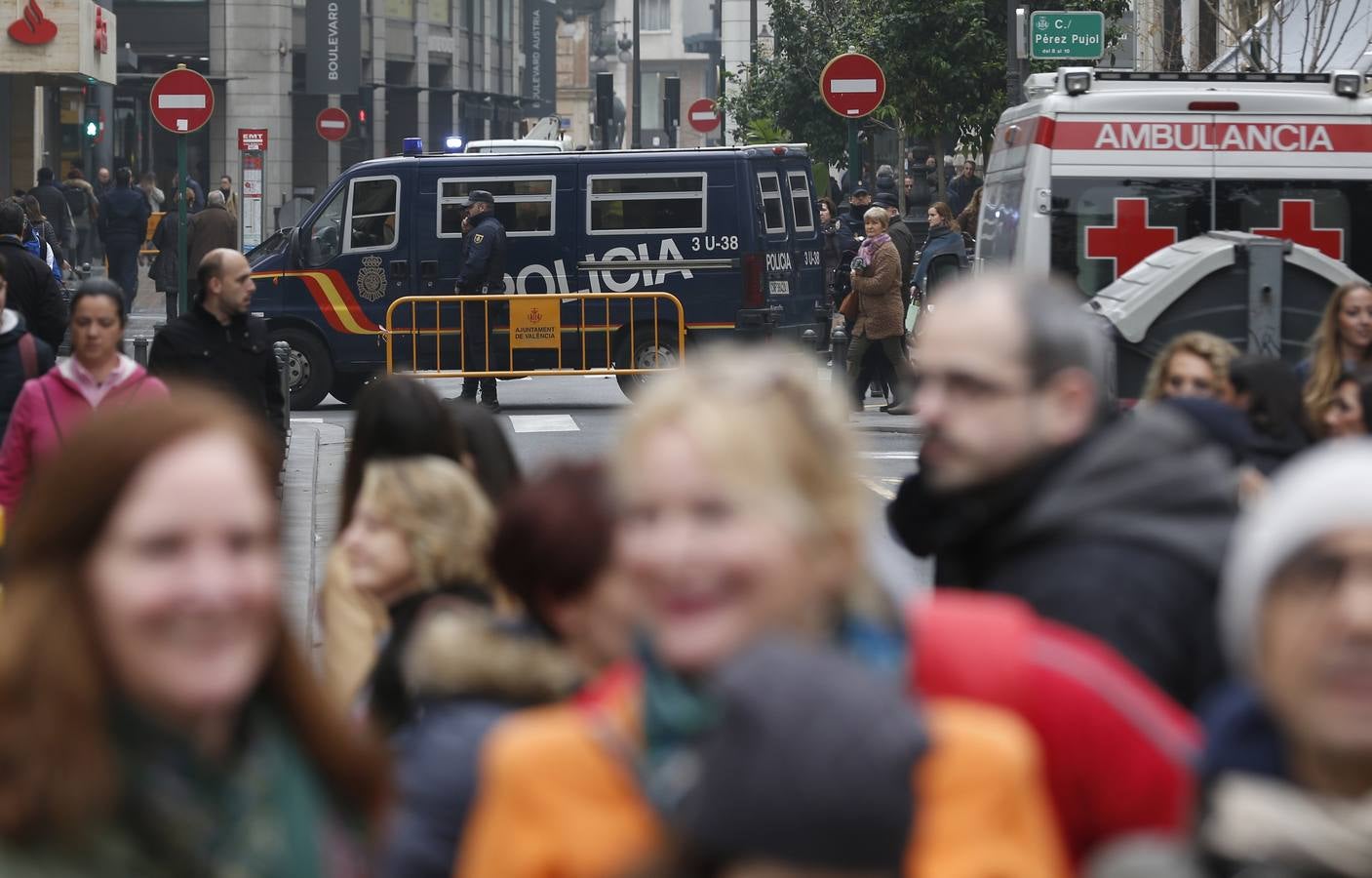 Pirotecnia Peñarroja ofrece un espectáculo clásico, contundente y completo que abre el calendario de disparos en la plaza del Ayuntamiento