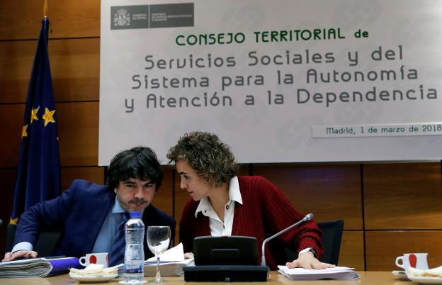 El secretario de Estado, Mario Garcés, y la ministra Dolors Montserrat en el consejo. 