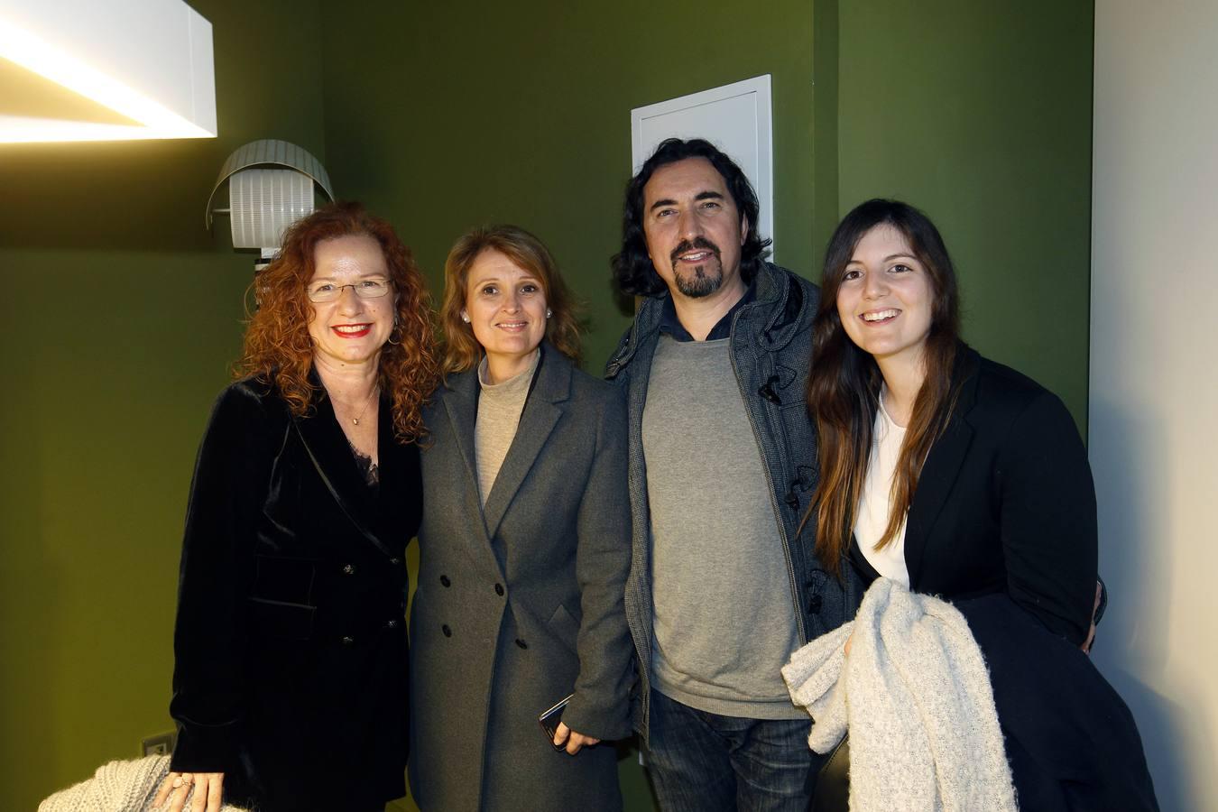 El Colegio de diseñadores de interior y el de publicistas inauguraron su nueva sede en la Gran Vía Germanías. Por parte de los publicistas acudieron: Carlos Muñoz, Ferrán Salas (Presidente del Colegio), María García, Miguel Lucas, Javier Burgos, Piluca Olmos, María López-Trigo, Miguel Llopis, José Luís Folgado Admunsen, Pepe Martínez, Sandra Femenía, (Vicedecana de Publicidad y RRPP del CEU), Rocío Blay (Vicedecana de la Universidad Jaume I), Vanessa Roger, de ESIC y Rosario Solá. También estuvo Alberto Gozálvez, José Torres Leal, Mariano García, Simon Stpney, Helena Ortíz, Eva Llorens, Ricardo Alcaide y Lola Giner. Entre los diseñadores, estuvo su decano Pepe Cosín, su antecesora María José Baselga, Toni Salinas, Arturo Catalá, Paco Sanchis, Sigfido Serra y Mateo Climent, Paqui Casans, Vicente Montañana y David Carrasco.