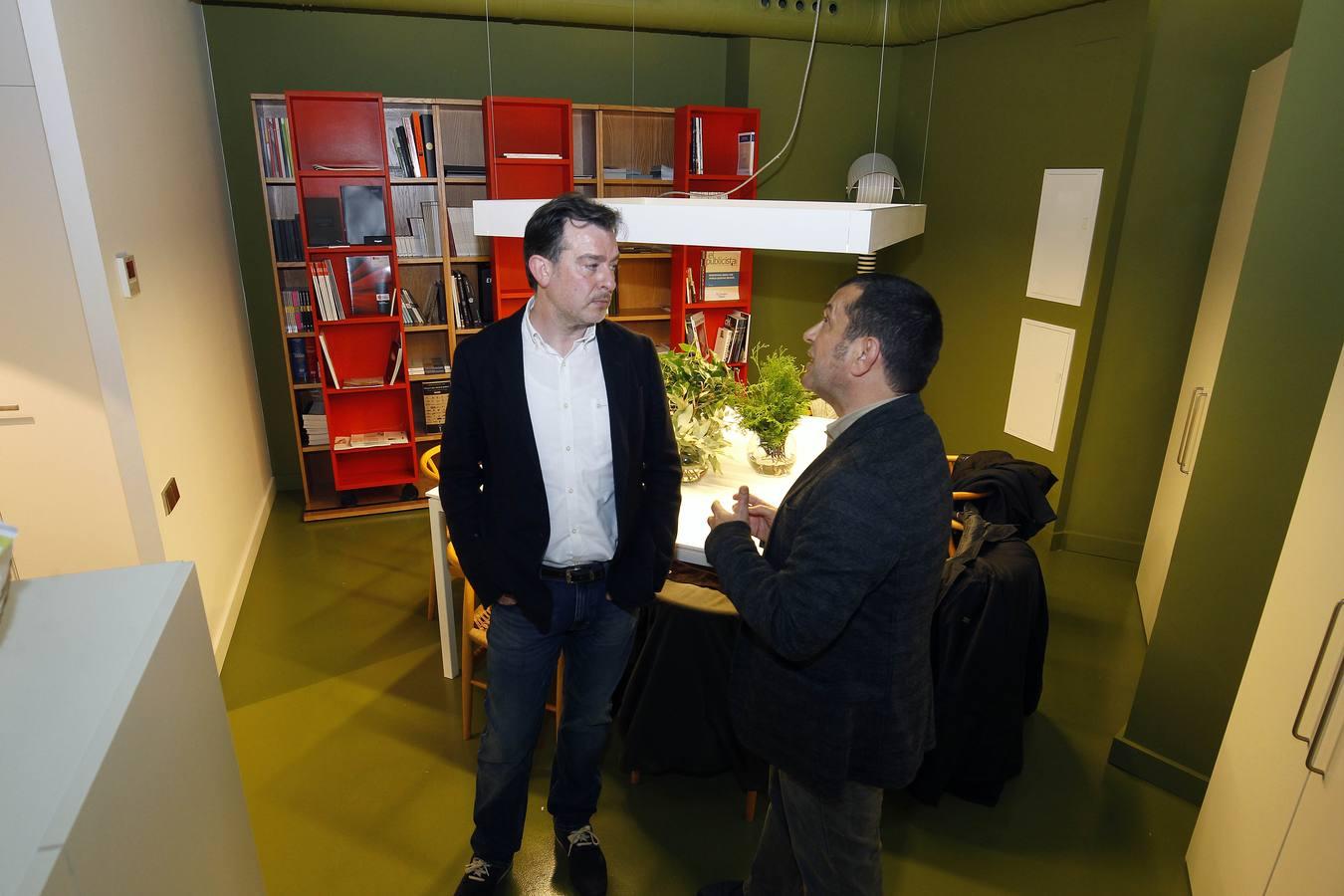 El Colegio de diseñadores de interior y el de publicistas inauguraron su nueva sede en la Gran Vía Germanías. Por parte de los publicistas acudieron: Carlos Muñoz, Ferrán Salas (Presidente del Colegio), María García, Miguel Lucas, Javier Burgos, Piluca Olmos, María López-Trigo, Miguel Llopis, José Luís Folgado Admunsen, Pepe Martínez, Sandra Femenía, (Vicedecana de Publicidad y RRPP del CEU), Rocío Blay (Vicedecana de la Universidad Jaume I), Vanessa Roger, de ESIC y Rosario Solá. También estuvo Alberto Gozálvez, José Torres Leal, Mariano García, Simon Stpney, Helena Ortíz, Eva Llorens, Ricardo Alcaide y Lola Giner. Entre los diseñadores, estuvo su decano Pepe Cosín, su antecesora María José Baselga, Toni Salinas, Arturo Catalá, Paco Sanchis, Sigfido Serra y Mateo Climent, Paqui Casans, Vicente Montañana y David Carrasco.