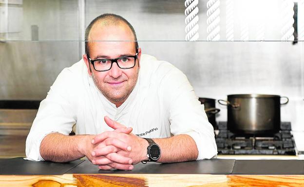 Vicente Patiño, en su cocina de Saití. 