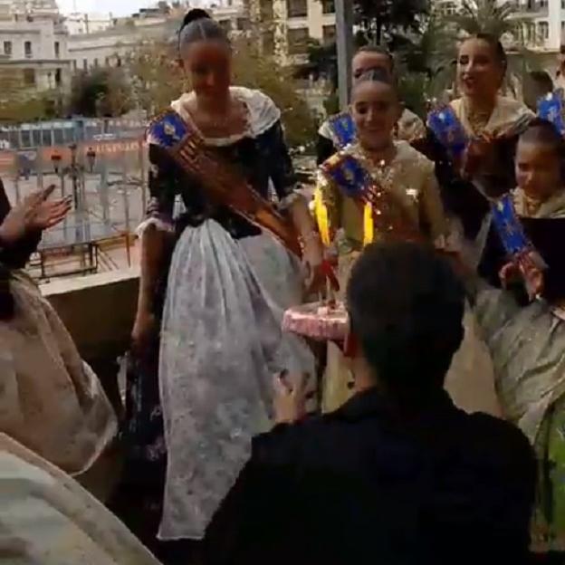 Pere Fuset portando la tarta con las velas a Rocío Gil.