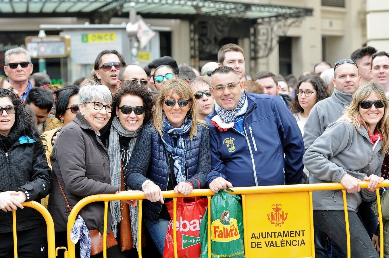 Fotos: Búscate en la mascletà de hoy, sábado 3 de marzo, disparada por Vulcano