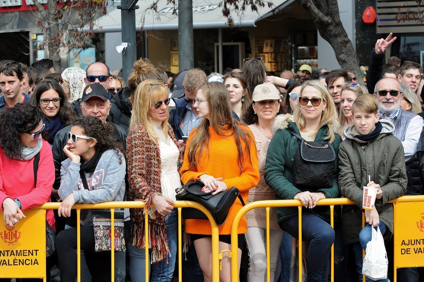 Fotos: Búscate en la mascletà de hoy, sábado 3 de marzo, disparada por Vulcano