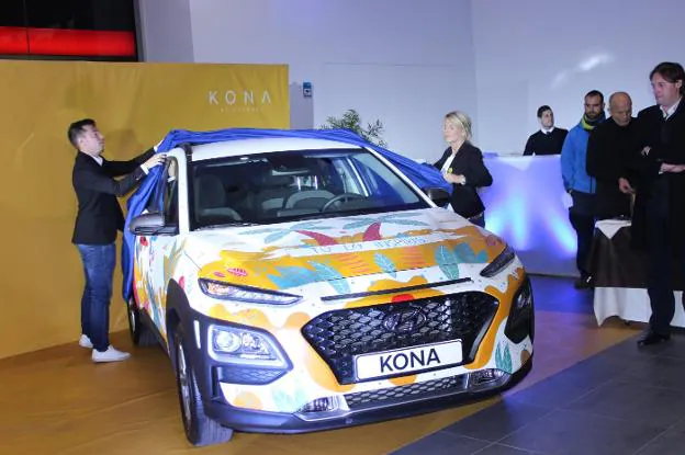 El equipo de Hyundai descubriendo al público el nuevo Kona.