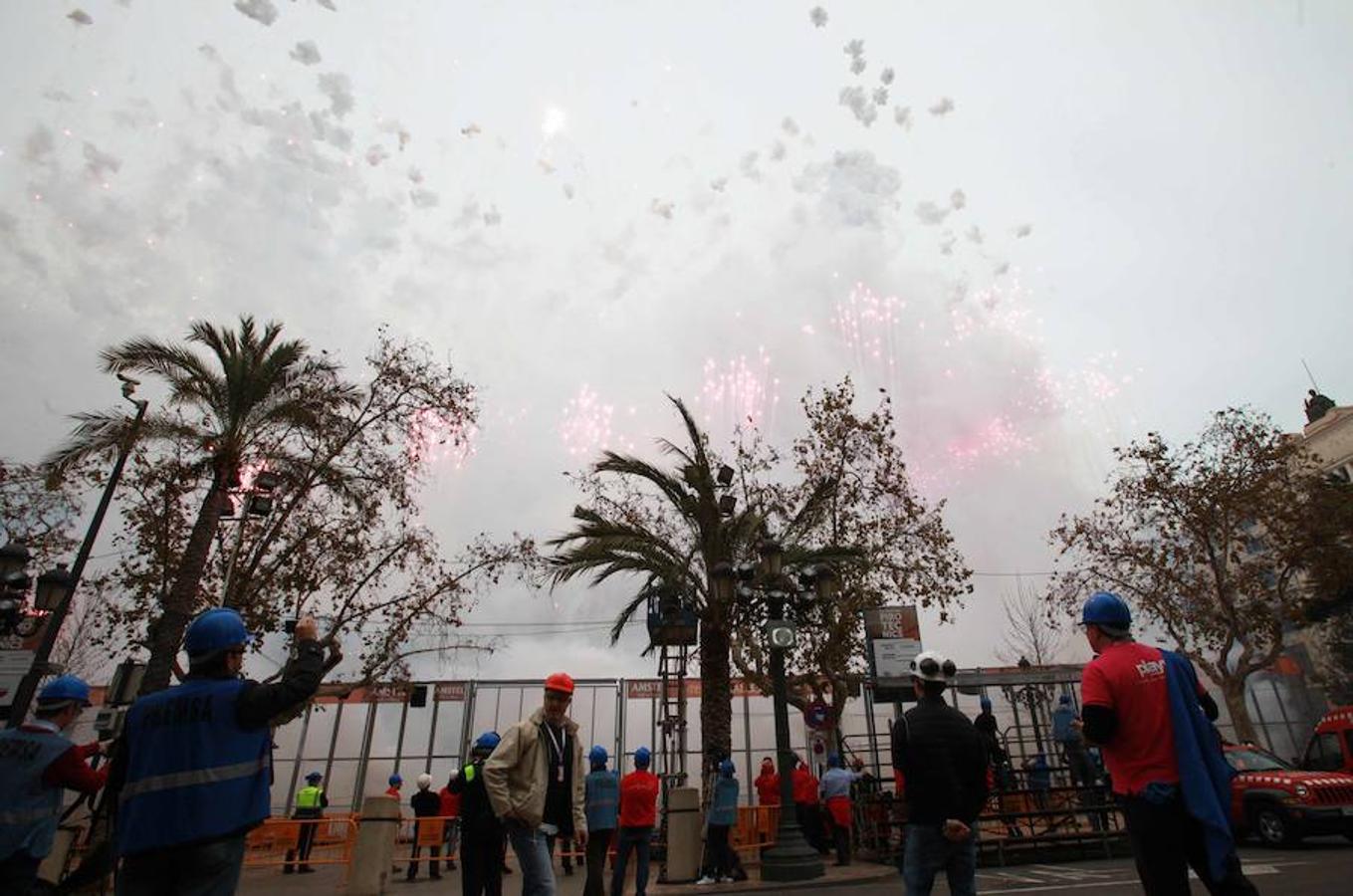 La pirotecnia madrileña Vulcano ha sido la encargada de disparar la mascletà de hoy, sábado 3 de marzo, en la plaza del Ayuntamiento de Valencia.