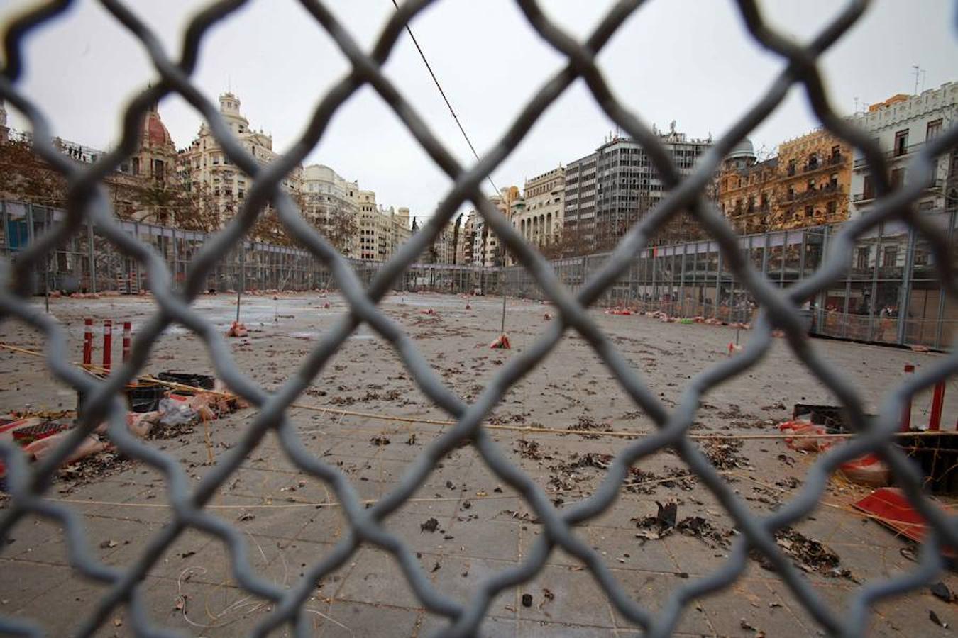 La pirotecnia madrileña Vulcano ha sido la encargada de disparar la mascletà de hoy, sábado 3 de marzo, en la plaza del Ayuntamiento de Valencia.