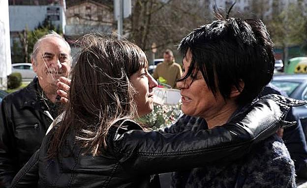 Maddalen Iriarte saluda a Sandra, hija de Isaías Carrasco. 