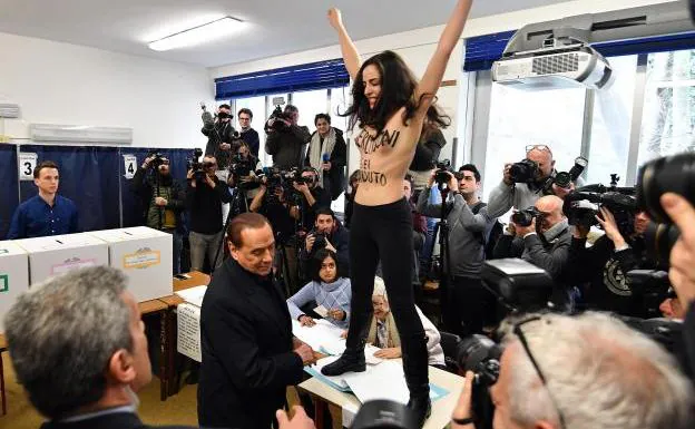 La activista de Femen en el momento en que ha interrumpido la votación de Berlusconi.