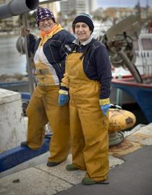 Imagen secundaria 2 - Raquel Llopis (dcha), presidenta de la asociación del mar del Grau de Gandia, y María Casas, miembro de la asociación, posan en el puerto.