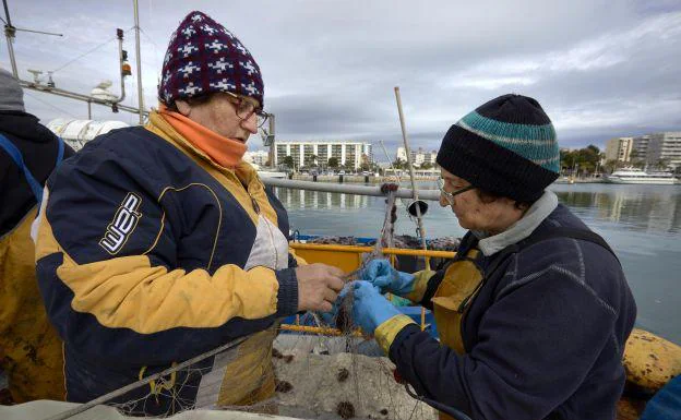 Imagen principal - Raquel Llopis (dcha), presidenta de la asociación del mar del Grau de Gandia, y María Casas, miembro de la asociación, posan en el puerto.