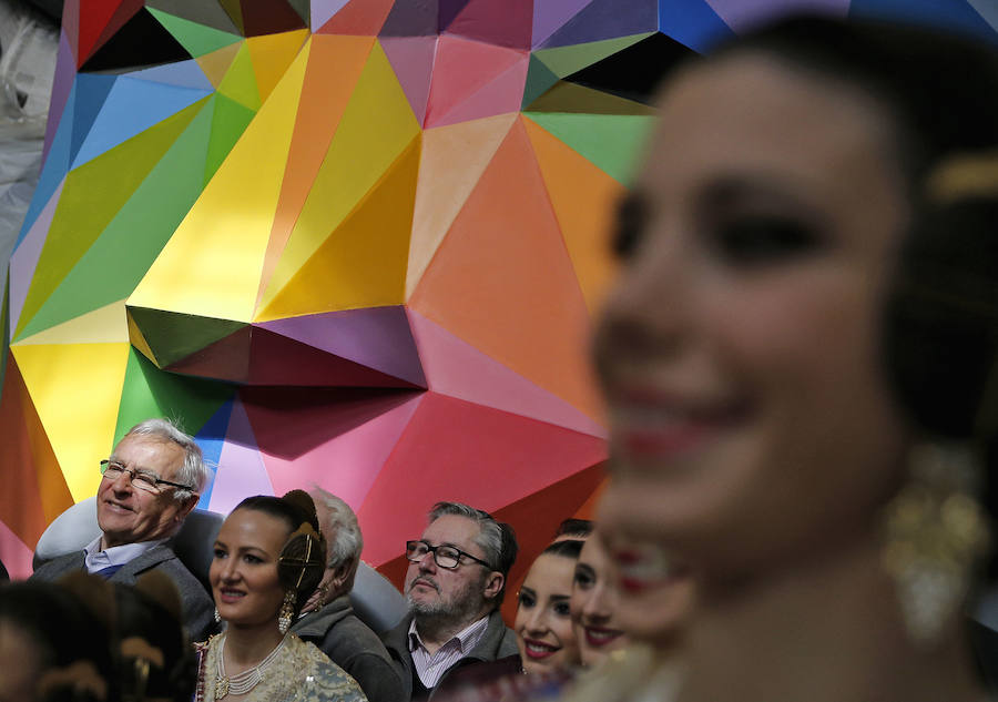 Rocío Gil y Daniela Gómez, falleras mayores de Valencia, han visitado hoy los talleres de los artistas falleros que se encuentran en la Ciudad del Artista Fallero de Valencia. Las máximas representantes de la fiesta josefina del cap i casal han tenido la posibilidad de comprobar como avanza el trabajo en la falla municipal obra de Latorre y Sanz bajo el diseño del artista internacional Okuda.