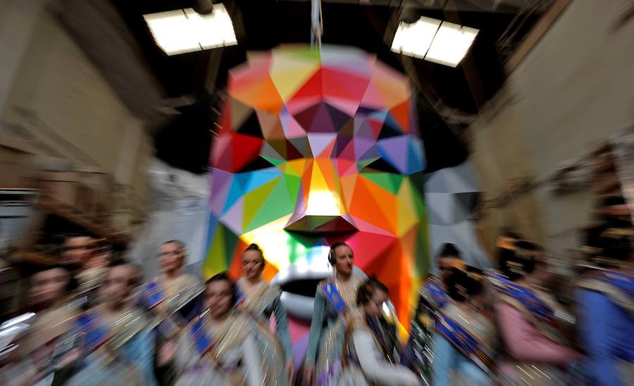 Rocío Gil y Daniela Gómez, falleras mayores de Valencia, han visitado hoy los talleres de los artistas falleros que se encuentran en la Ciudad del Artista Fallero de Valencia. Las máximas representantes de la fiesta josefina del cap i casal han tenido la posibilidad de comprobar como avanza el trabajo en la falla municipal obra de Latorre y Sanz bajo el diseño del artista internacional Okuda.