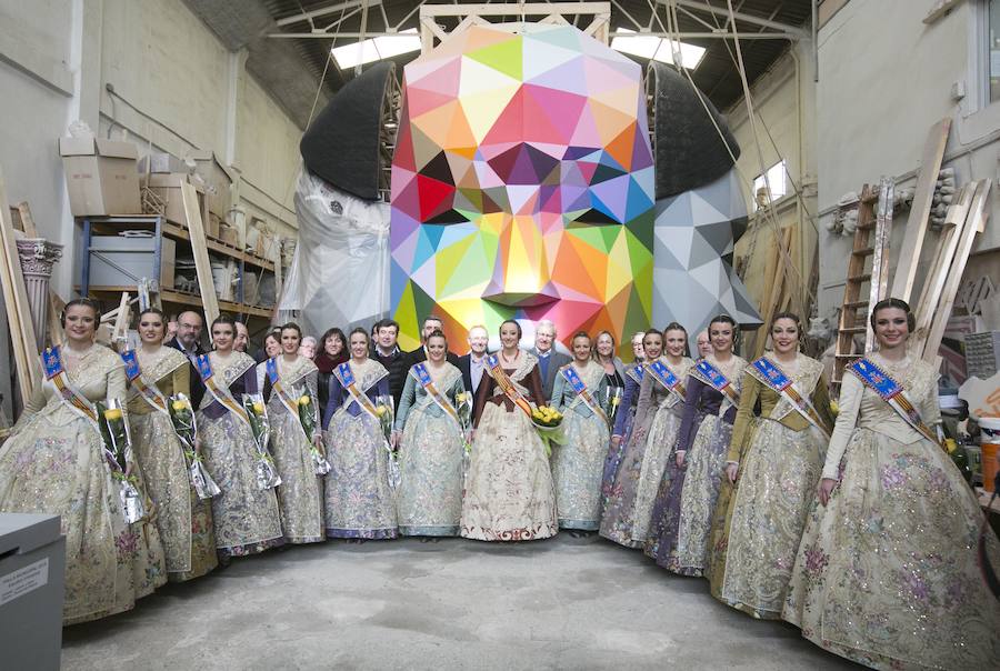 Rocío Gil y Daniela Gómez, falleras mayores de Valencia, han visitado hoy los talleres de los artistas falleros que se encuentran en la Ciudad del Artista Fallero de Valencia. Las máximas representantes de la fiesta josefina del cap i casal han tenido la posibilidad de comprobar como avanza el trabajo en la falla municipal obra de Latorre y Sanz bajo el diseño del artista internacional Okuda.