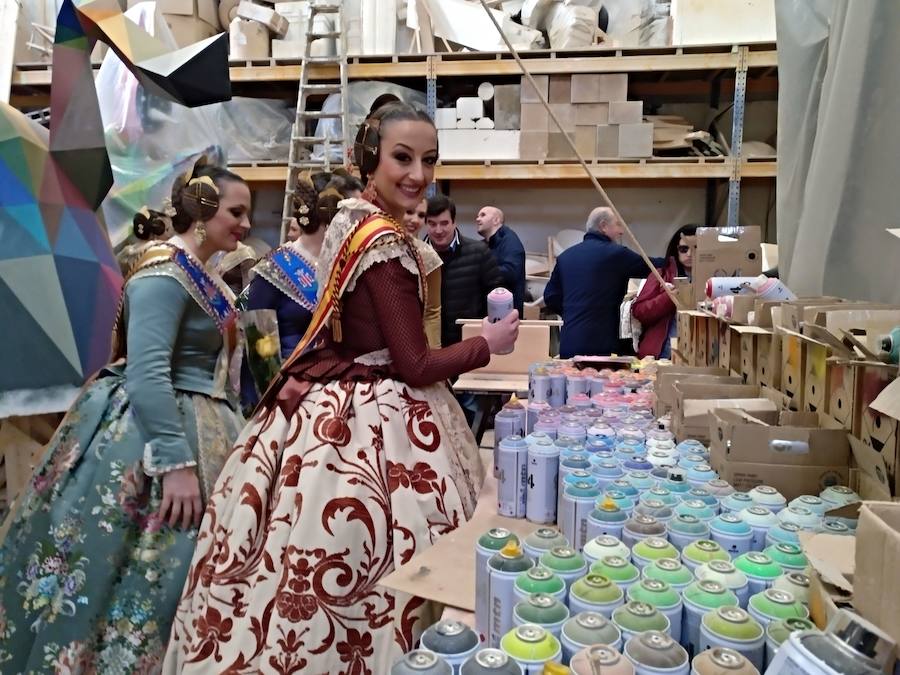 Rocío Gil y Daniela Gómez, falleras mayores de Valencia, han visitado hoy los talleres de los artistas falleros que se encuentran en la Ciudad del Artista Fallero de Valencia. Las máximas representantes de la fiesta josefina del cap i casal han tenido la posibilidad de comprobar como avanza el trabajo en la falla municipal obra de Latorre y Sanz bajo el diseño del artista internacional Okuda.