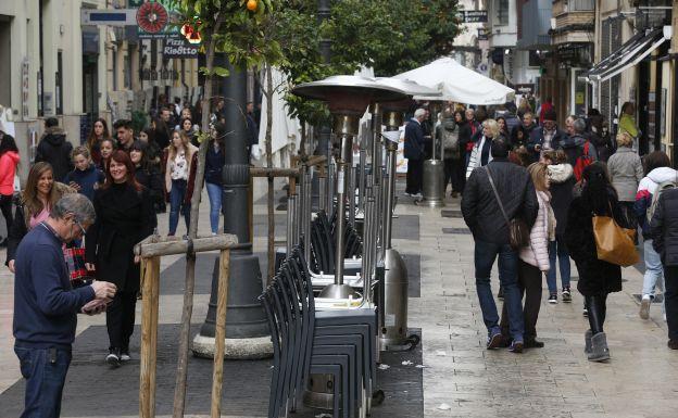 Comercios del centro de Valencia durante la mascletà.