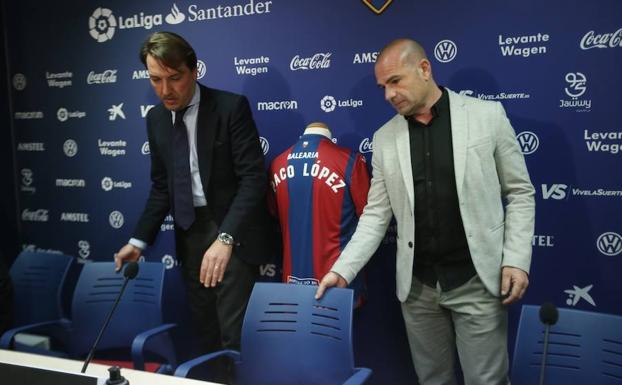 El presidente del Levante y Paco López, en la presentación del nuevo técnico del primer equipo. 