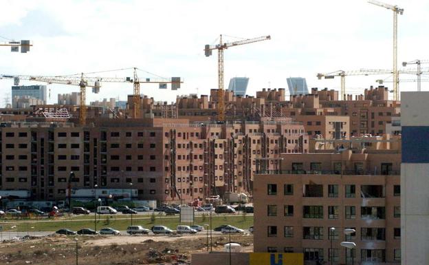 Varias grúas trabajan en la construcción de viviendas.