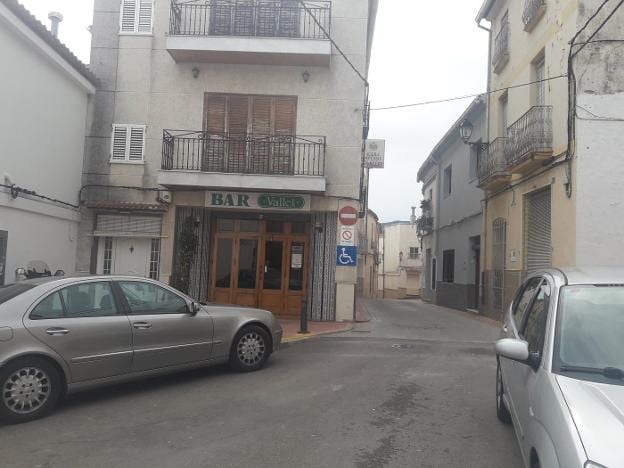  Virgen María. Los propietarios del Bar Vallet recogieron la figura en la calle lateral de su establecimiento. 
