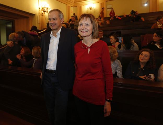 Vicent Martínez y Mavi Mestre, tras conocerse los resultados de la primera vuelta. 