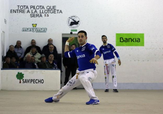 Jesús se dispone a golpear de bot de braç en la semifinal de la Lliga de escala i corda. 