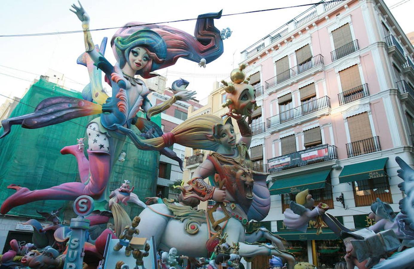 Pasión por las Fallas | Dando un paseo por Ciutat Vella, y no muy lejos del Mercado Central, Rocío se detiene para hablar de la Plaza de la Merced, un lugar "con encanto y mucho sentimiento", destaca. Sin duda, un alto obligado en su recorrido, pues Rocío pertenece a la comisión Plaza de la Merced. (En la imagen, el monumento que se plantó en el año 2008)