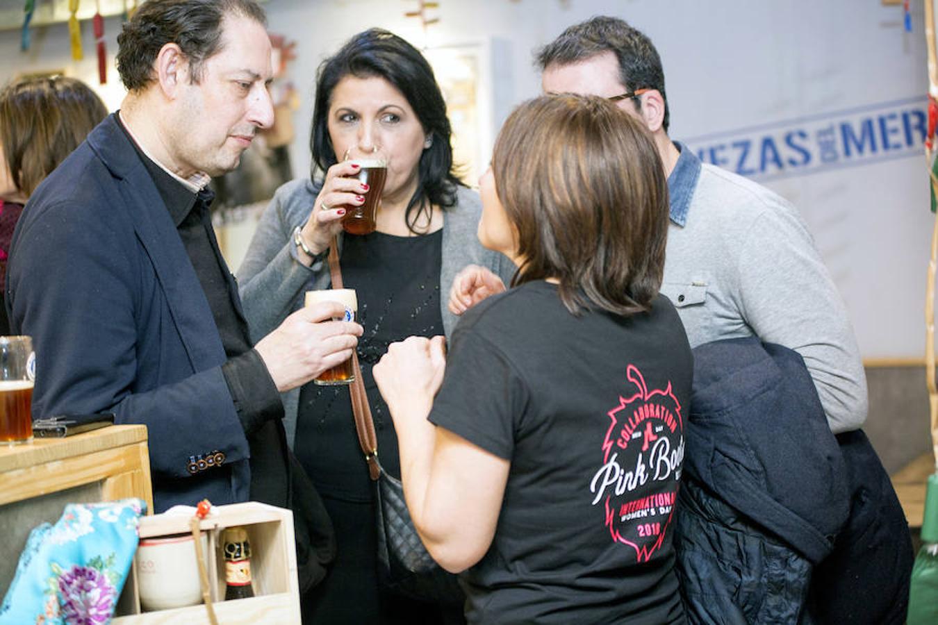 El Mercado de Colón sirvió de escenario para que el chapter español de Pink Boot Society (PBS), integrado por mujeres que trabajan profesionalmente en la producción de cerveza, reivindicase el pasado lunes el papel de las mujeres en esta industria con la producción.