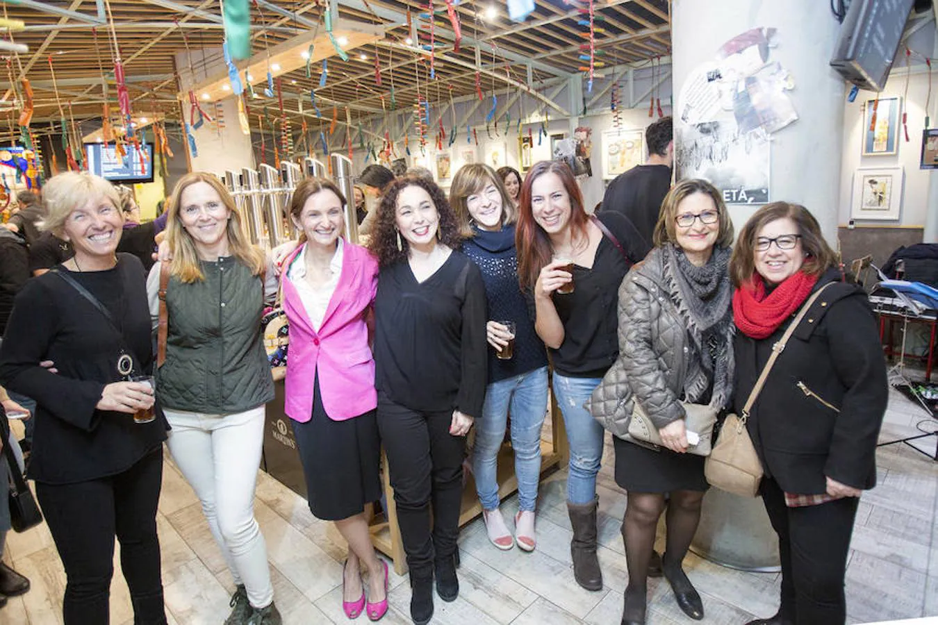 El Mercado de Colón sirvió de escenario para que el chapter español de Pink Boot Society (PBS), integrado por mujeres que trabajan profesionalmente en la producción de cerveza, reivindicase el pasado lunes el papel de las mujeres en esta industria con la producción.