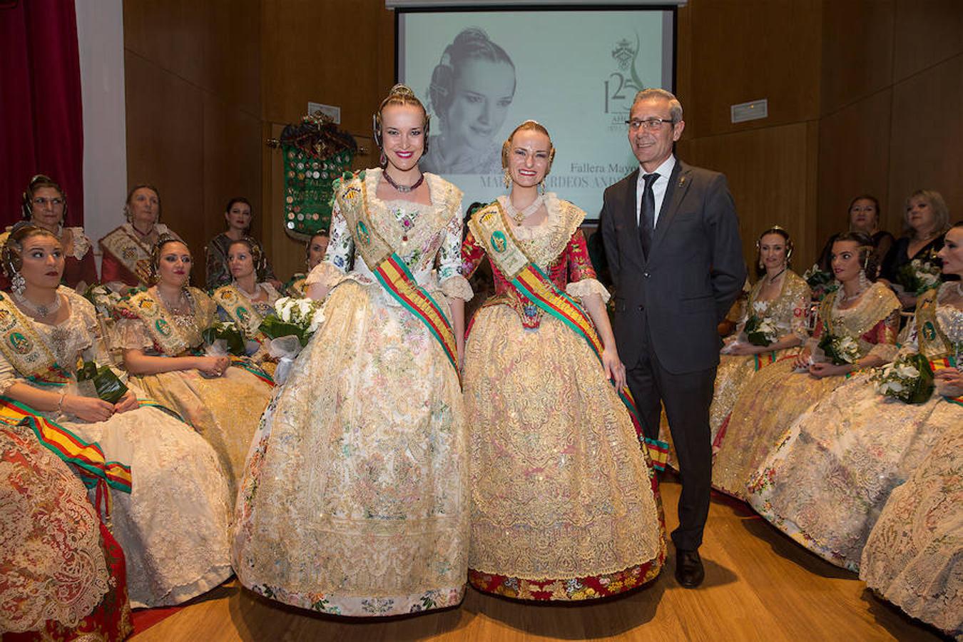 Convento Jerusalén-Matemático Marzal ha celebrado su 125 aniversario con una gala a través de la cual se ha hecho un repaso de la historia de la comisión. Al acto han acudido artistas falleros, falleras mayores e infantiles, así como miembros de la veterana comisión fallera.