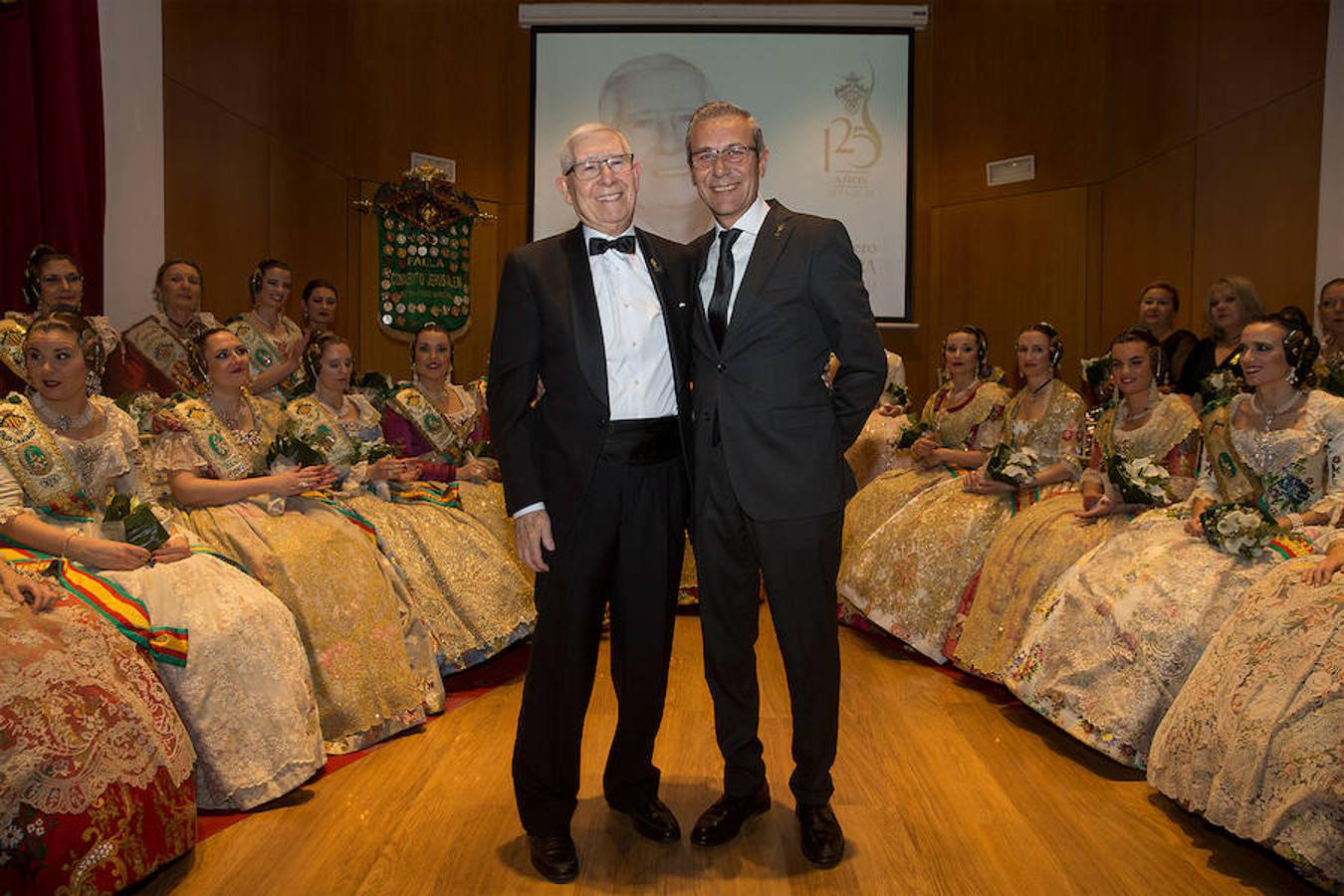 Convento Jerusalén-Matemático Marzal ha celebrado su 125 aniversario con una gala a través de la cual se ha hecho un repaso de la historia de la comisión. Al acto han acudido artistas falleros, falleras mayores e infantiles, así como miembros de la veterana comisión fallera.