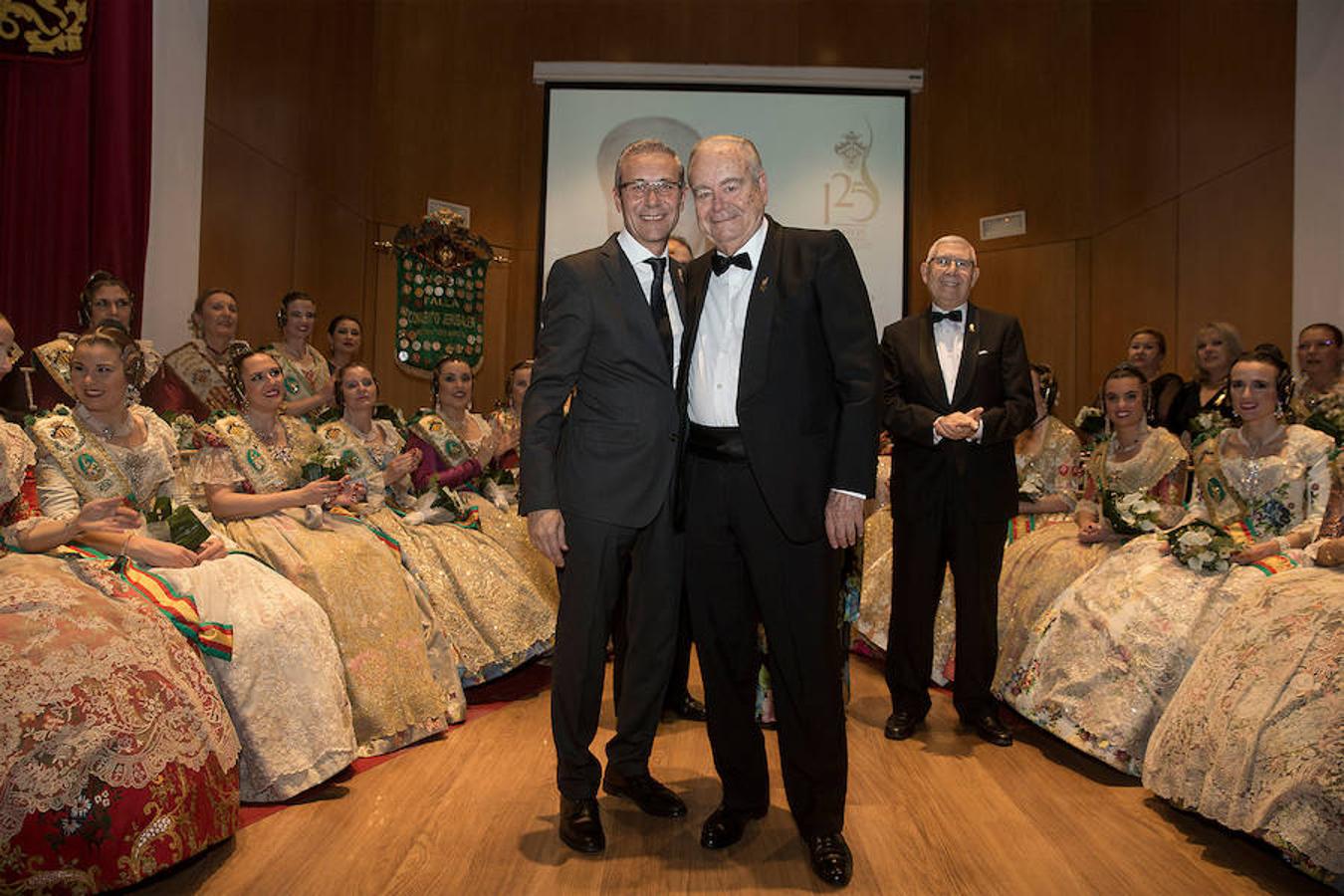 Convento Jerusalén-Matemático Marzal ha celebrado su 125 aniversario con una gala a través de la cual se ha hecho un repaso de la historia de la comisión. Al acto han acudido artistas falleros, falleras mayores e infantiles, así como miembros de la veterana comisión fallera.