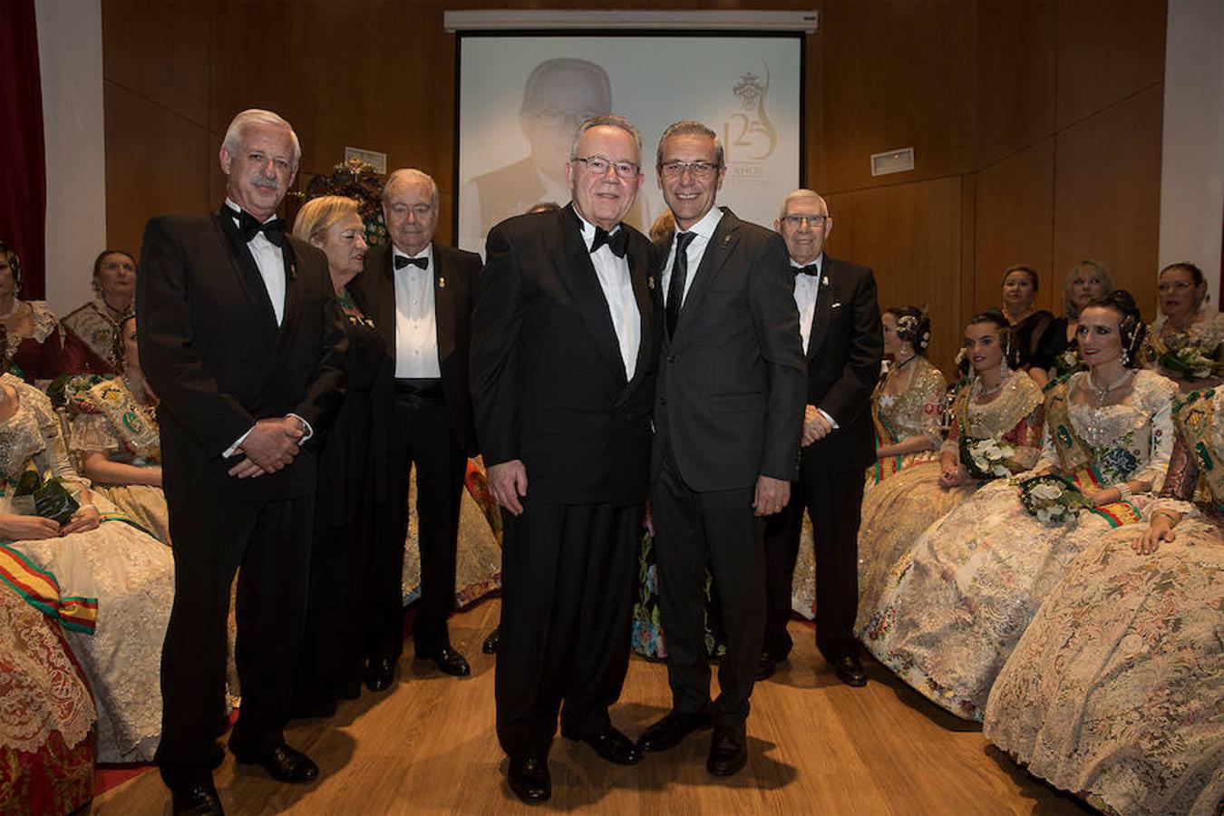 Convento Jerusalén-Matemático Marzal ha celebrado su 125 aniversario con una gala a través de la cual se ha hecho un repaso de la historia de la comisión. Al acto han acudido artistas falleros, falleras mayores e infantiles, así como miembros de la veterana comisión fallera.