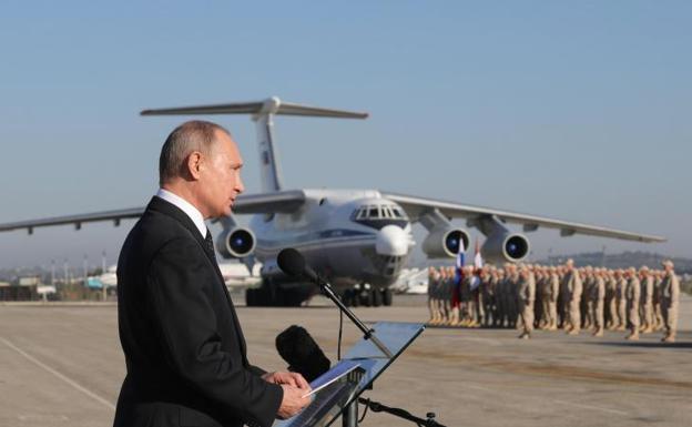 Imagen de archivo del presidente ruso, Vladímir Putin, en la base rusa de Hmeymim en Siria.