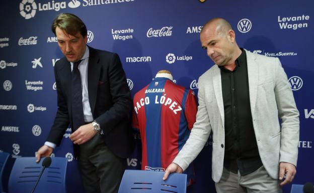 Paco López y Quico Catalán, durante la presentación oficial de ayer. / JUAN J. MONZÓ