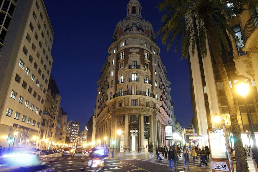 Edificios históricos | Cuando Rocío pasea por la calle Pintor Sorolla no puede evitar alzar la vista y contemplar el imponente edificio de la antigua sede del Banco de Valencia que se levanta justo en la esquina de la citada calle con Don Juan de Austria. "Me fascina la arquitectura del mismo, es precioso", confiesa.