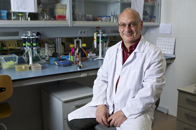 Francisco Martínez Mojica, en su laboratorio. 