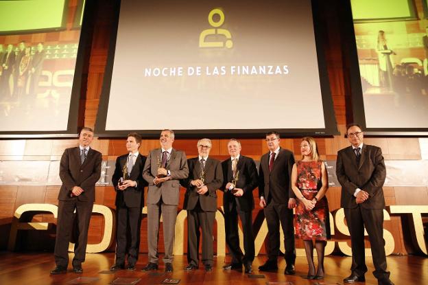 Los premiados Iñaki Berenguer, Adolfo Utor, Pedro Solbes y Joan Castells, junto a las autoridades. 
