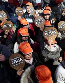 Imagen secundaria 2 - Tres momentos de la manifestación de agricultores y regantes para pedir agua. 