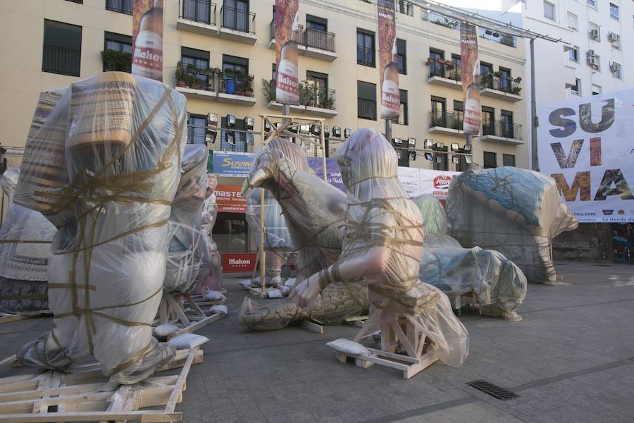 Paco Torres precisó dos horas de maniobras para poder entrar en la plaza de El Pilar los primeros ninots