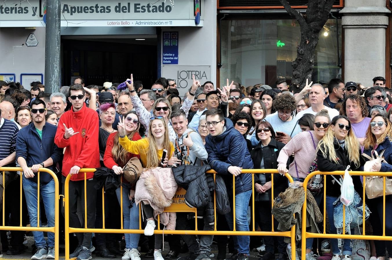 Fotos del público de la mascletà del 8 de marzo de las Fallas 2018. La pirotécnica María José Laro Zamorano, de Caballer FX Global Foc, ha disparado por error el terremoto final al principio, pero ha reaccionado y el espectáculo no se ha detenido. Así, ha logrado una ovación de los espectadores.